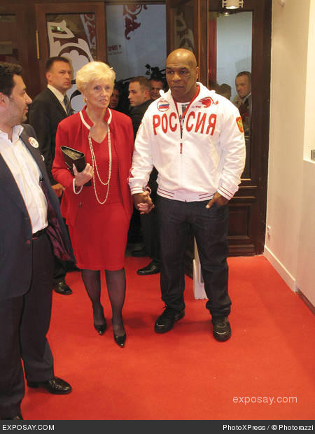 mike-tyson-mike-tyson-visits-russia-on-september-11-2005-tAtQZc.jpg