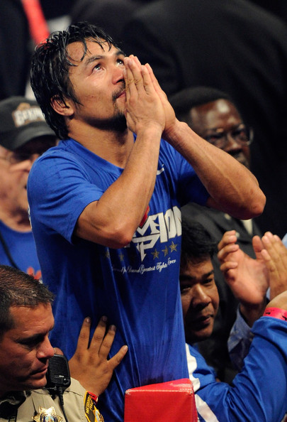 manny-pacquiao-prays.jpg