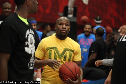 mayweather.basketball.131205.05.500w.jpg