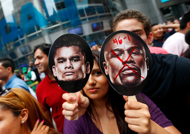 Mayweather-Maidana-fan-sign-mike-stobe-getty.jpg