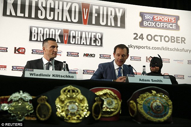 2CAC9B6900000578-3246215-Klitschko_manages_to_keep_a_straight_face_as_Fury_looks.jpg