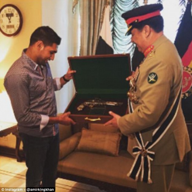 374986B300000578-0-Amir_Khan_is_presented_with_a_muzzle_loaded_pistol_by_General.jpg