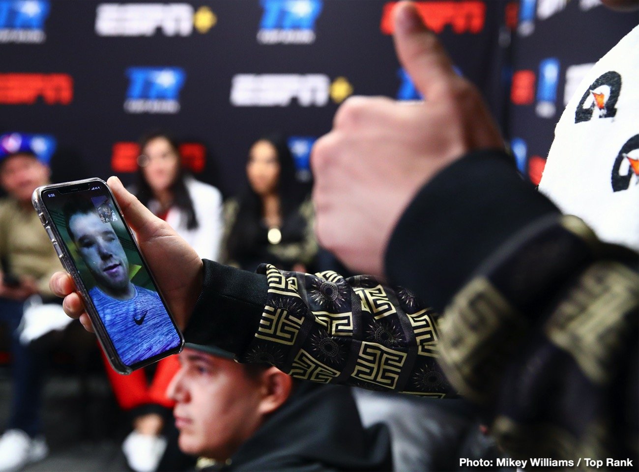 0-Oscar_facetime_Canelo.jpg