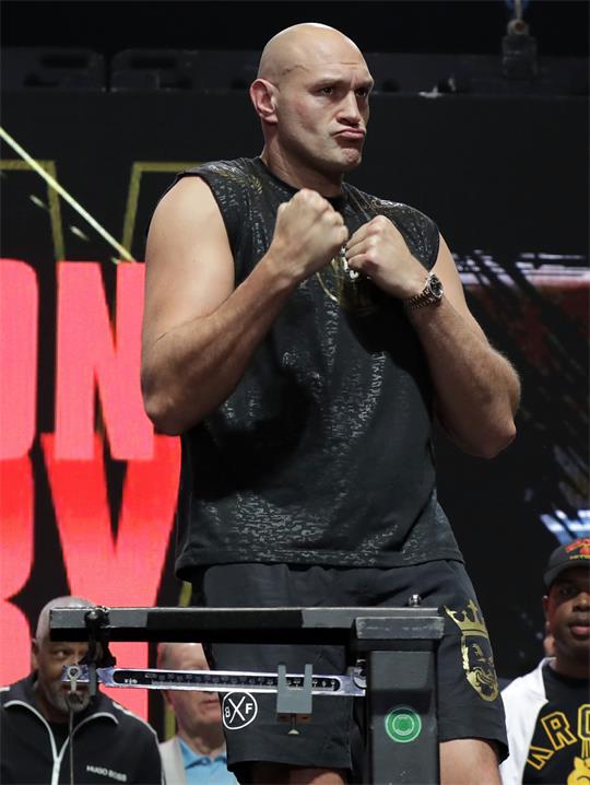 urn-publicid-ap-org-c9defafbdd16903b6549612f70226bfbFury_Wilder_Boxing_91955-768x1022.jpg