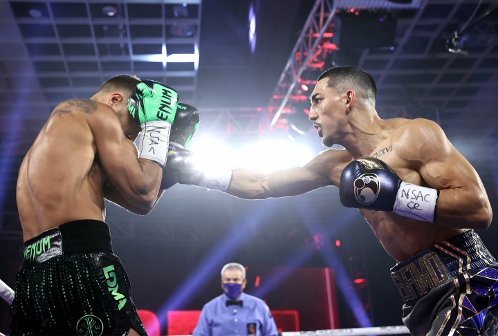 lopez-lomachenko-fight (2).jpg