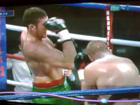 Tyson_Fury_punches_himself_in_the_face.jpg