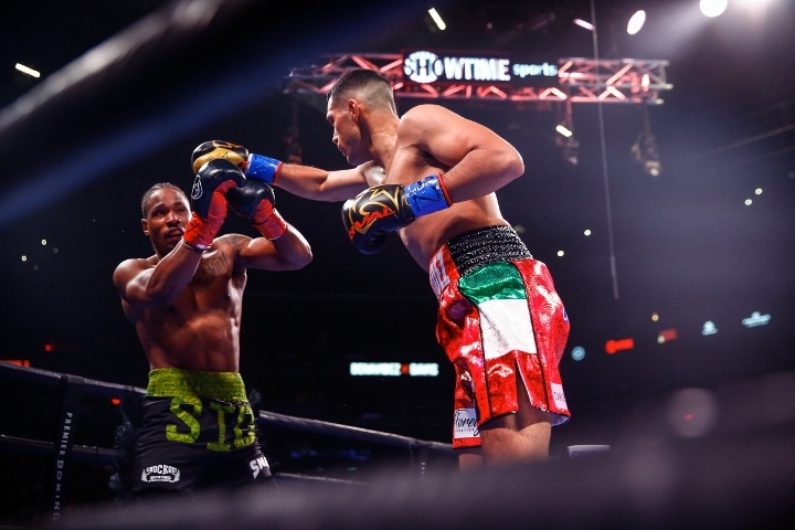 benavidez-davis-fight (1).jpg