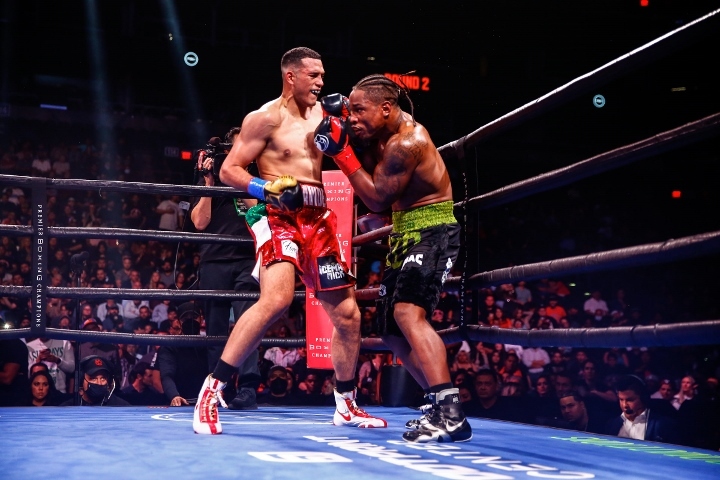 benavidez-davis-fight (3).jpg
