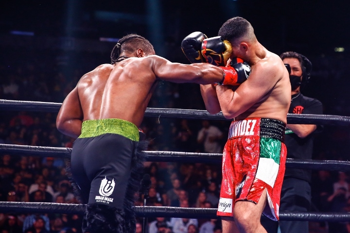 benavidez-davis-fight (4).jpg
