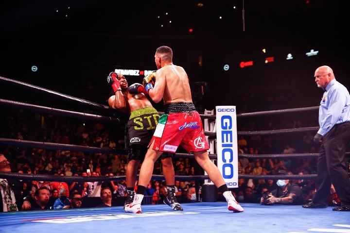 benavidez-davis-fight (9).jpg