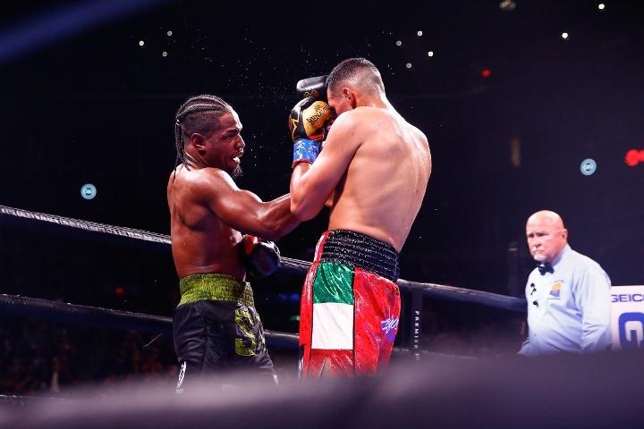 benavidez-davis-fight (17).jpg