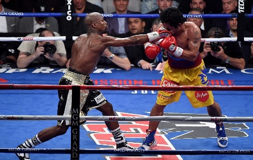 Another_straight_punch_from_Mayweather_catches_Pacquiao_flush.jpg