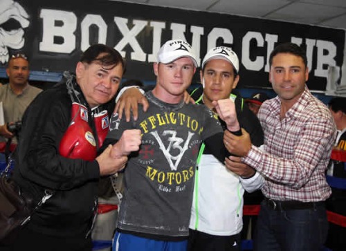 Saul_Alvarez_group_inc_Oscar_de_la_Hoya.jpg