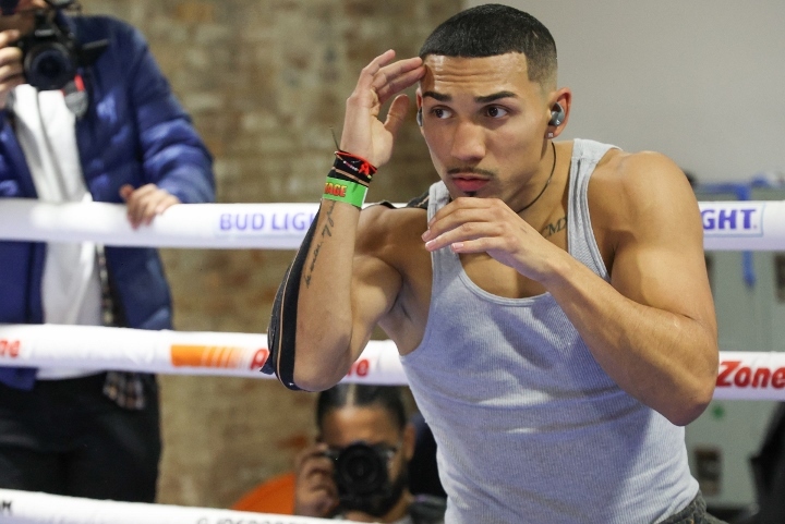 teofimo-lopez (17)_1637717176.jpg