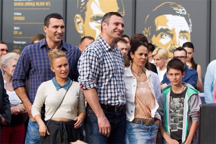 hayden-panettiere-at-exhibition-of-klitscho-brothers-opening-ceremony_4.jpg