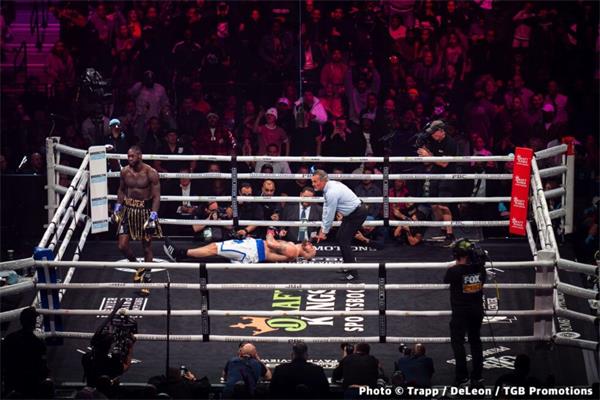 LR_WILDER-VS-HELENIUS-FIGHTNIGHT-WILDER_HELENIUS-HENRYDELEONPHOTO-10152022-26-2-.jpg