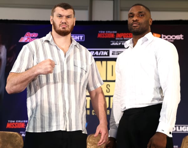 Arslanbek-Makhmudov-vs-Raphael-Akpejiori_pose.jpg