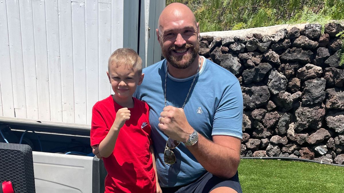 0_PAY-BOY-WITH-PROSTHETIC-LEG-MEETS-TYSON-FURY.jpg