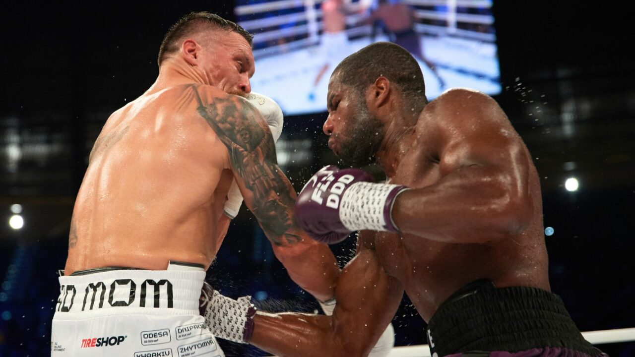 Oleksandr-Usyk-and-Daniel-Dubois-Low-Blow-1280x720.jpg
