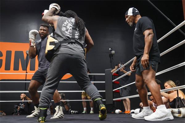francis-ngannou-mike-tyson-open-workout-september-2023-getty-2 (1).jpg