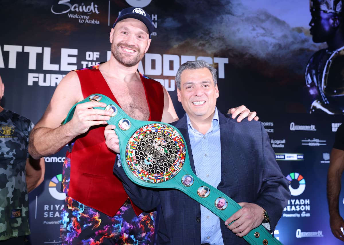 tyson-fury-mauricio-sulaiman-wbc-belt.jpg