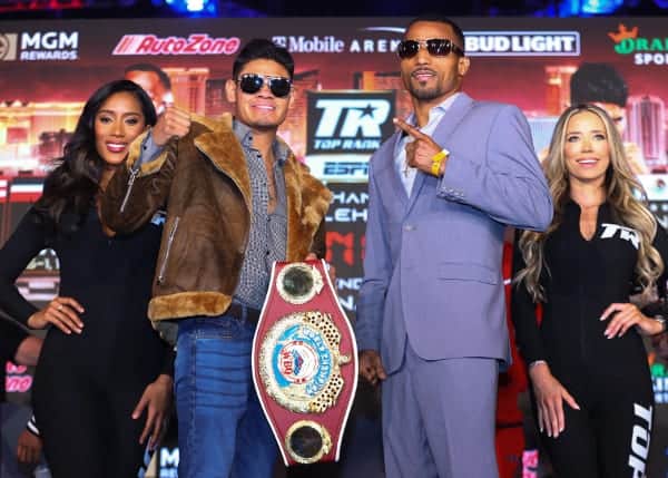Emanuel-Navarrete-vs-Robson-Conceicao_pose3.jpg