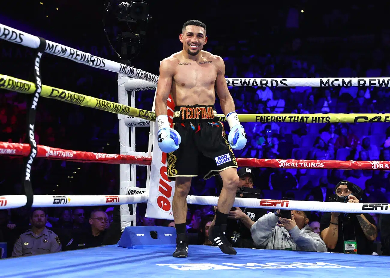 Teofimo-Lopez_smiles2d.jpg.webp.jpg