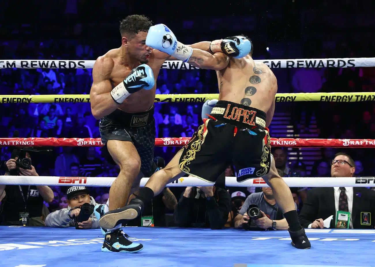 Teofimo-Lopez-vs-Jamaine-Ortiz_action231.jpg.webp.jpg