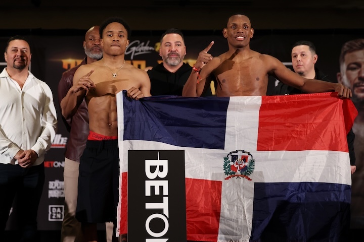 Floyd-Schofield-weigh-in.jpg