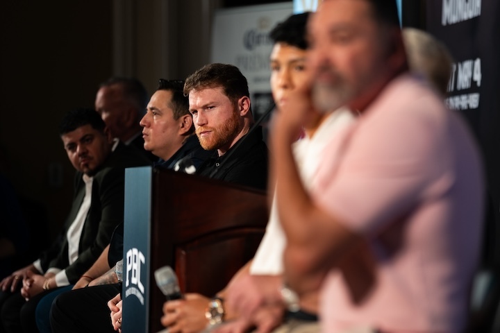 Canelo-Alvarez-Oscar-De-La-Hoya.jpg