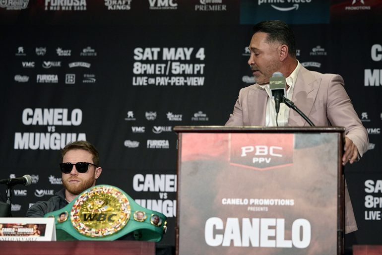 Canelo-vs-Munguia-Final-Presser_Oscar-De-La-Hoya-Stares-At-Canelo-On-Stage-770x514.jpg