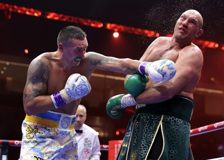 Oleksandr-Usyk-Tyson-Fury-action1-Photo-by-Mikey-Williams-Top-Rank-770x550.jpg