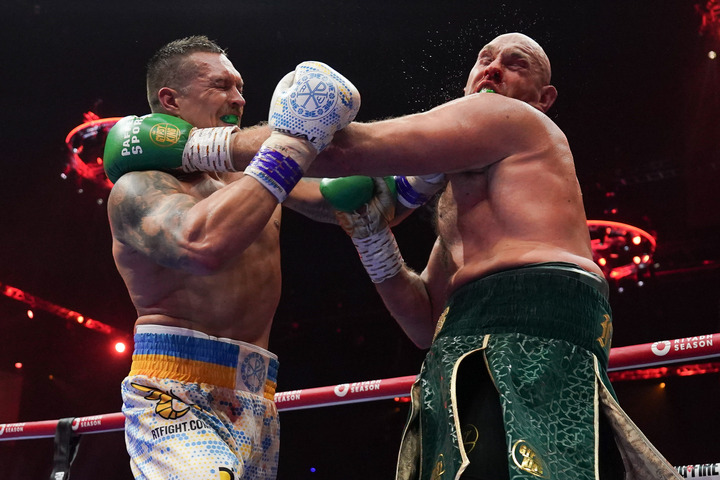 Usyk_Fury_punch.jpg