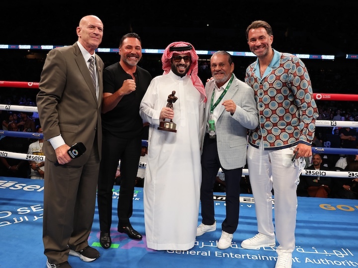 Oscar-De-La-Hoya-Turki-Alalshikh-Roberto-Duran-Eddie-Hearn.jpg