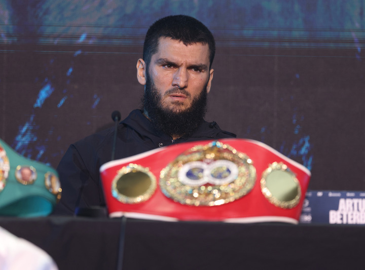 Beterbiev and belt.jpg