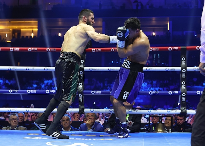 Artur-Beterbiev-Dmitry-Bivol_action19.jpg