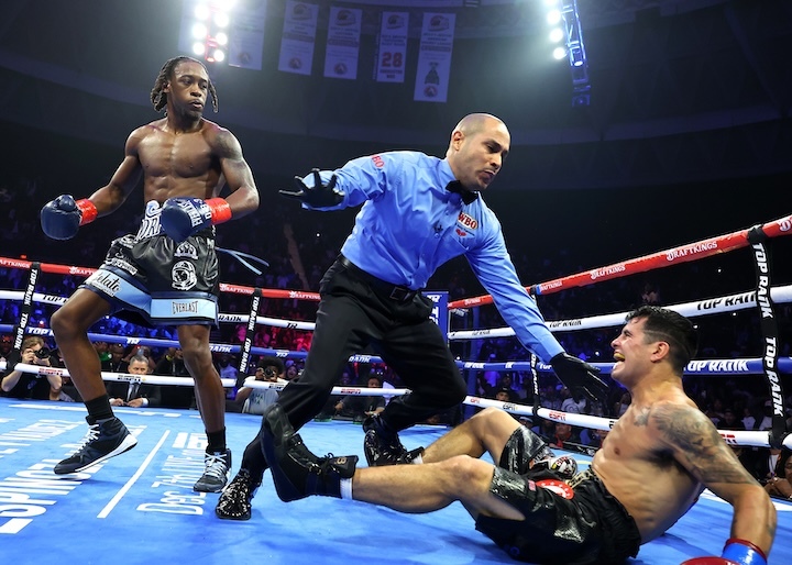 Keyshawn Davis vs Gustavo Lemos_stoppage.jpg