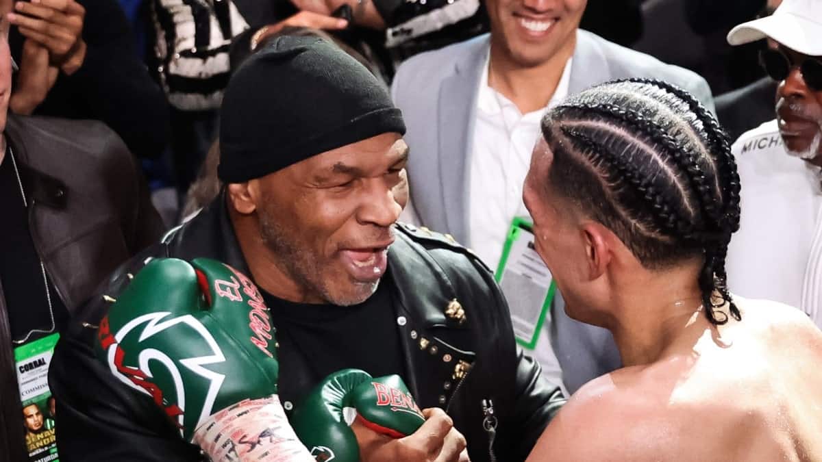 Mike-Tyson-and-David-Benavidez.jpg