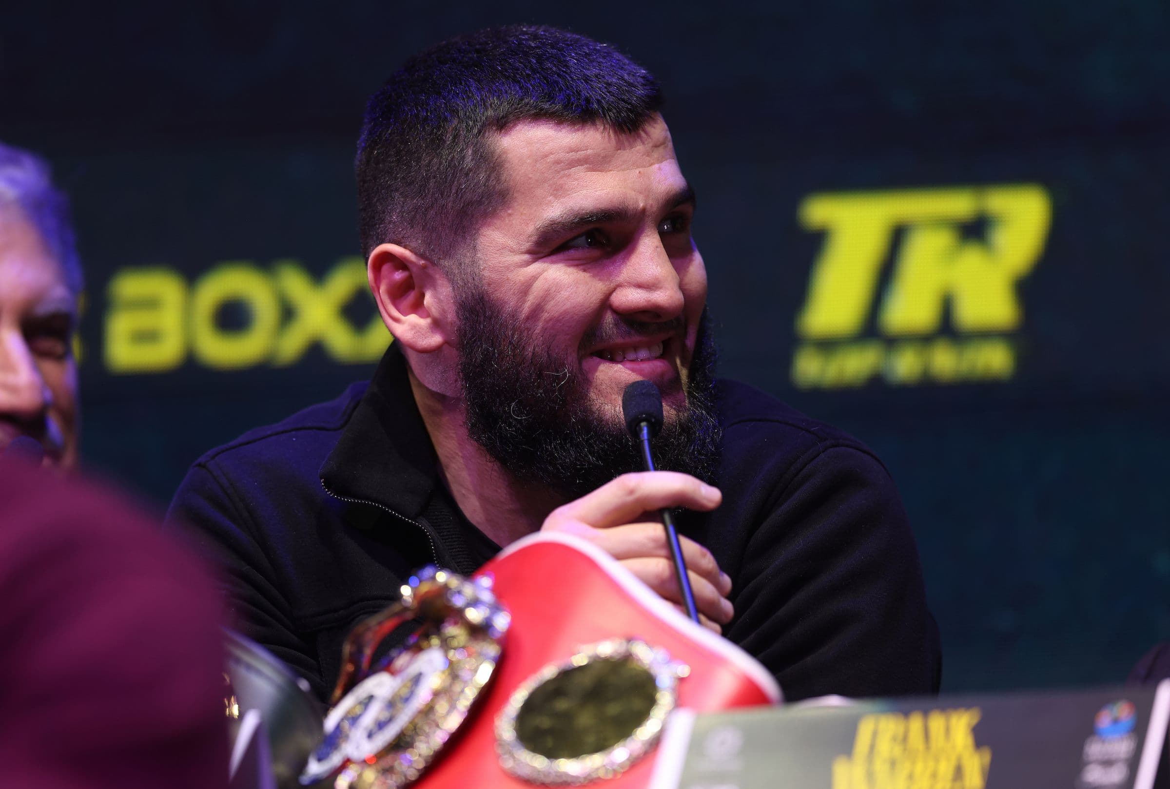 artur_beterbiev_1_9dc25a0d22 (1).jpg