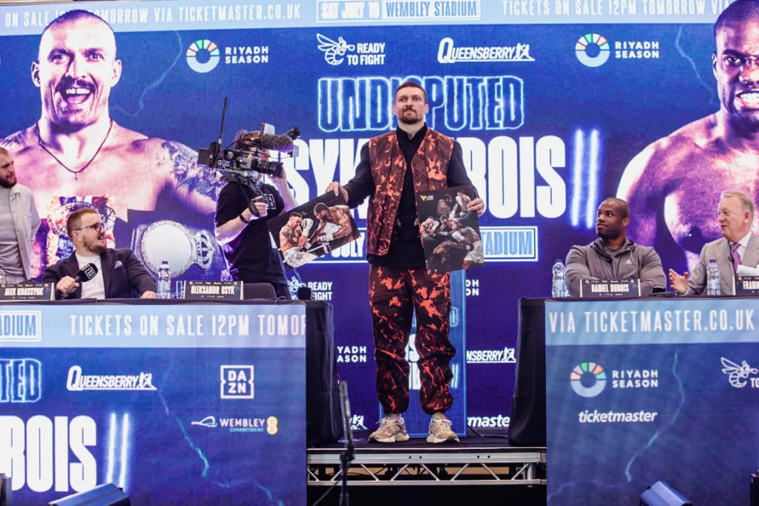 oleksandr-usyk-shows-photos-launch-press-conference-1068x712.jpg_ͼ.jpg