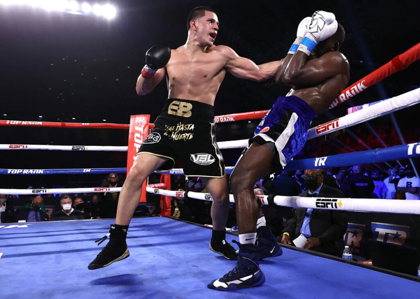 Edgar_Berlanga_vs_Demond_Nicholson_action7_1024x728_jpg_786a48063f_ͼ.jpg