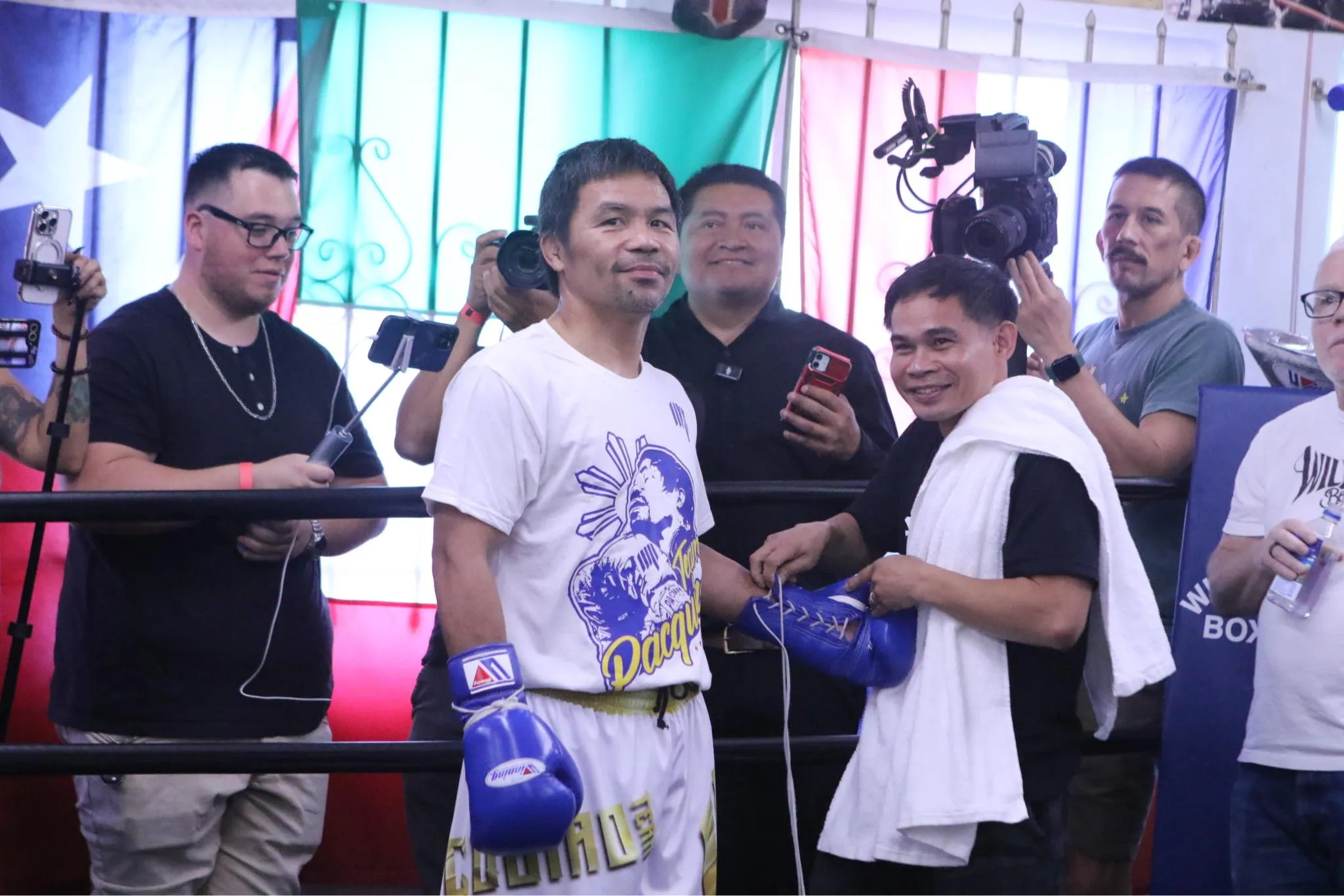manny_pacquiao_tie_gloves_marvin_somodio_ͼ.jpg