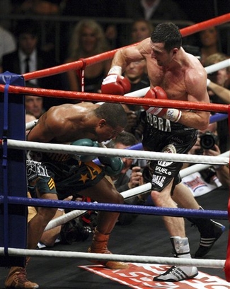 capt_016a17e8e60e4bb1b78a5801fa6fe4b5_britain_boxing_froch_dirrell_lth110.jpg