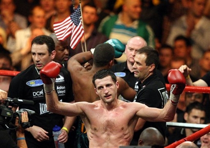 capt_2309c124502147bea55318c726603c32_britain_boxing_froch_dirrell_lth106.jpg