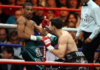 capt_97f3495fb1064dbd96903b6228a69f59_britain_boxing_froch_dirrell_lth103.jpg