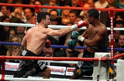 capt_0643e68221e343e4881bfd4e382fc210_britain_boxing_froch_dirrell_lth108.jpg