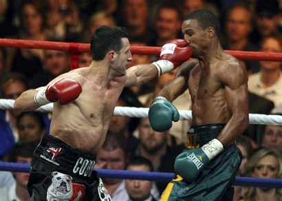 capt_ebae4e0ba626453e99f9f629ee59aabc_britain_boxing_froch_dirrell_lth109.jpg