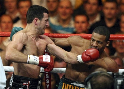 capt_8d43c5072a234b878396cb273e53e96a_britain_boxing_froch_dirrell_lth104.jpg