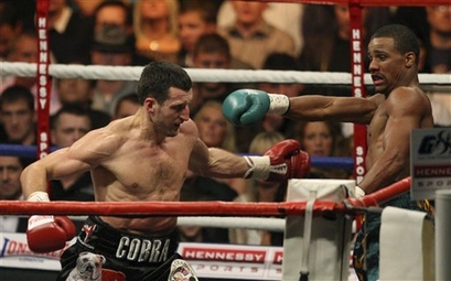 capt_9a7972c2b00c4ec3bae009c8e35551eb_britain_boxing_froch_dirrell_lth105.jpg