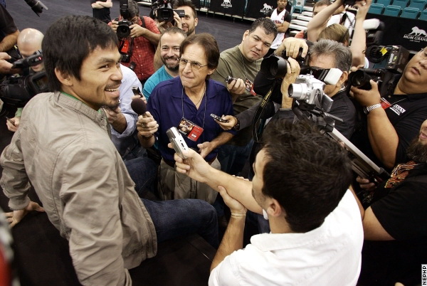 Pacquiao_arrival_91110_005a.jpg